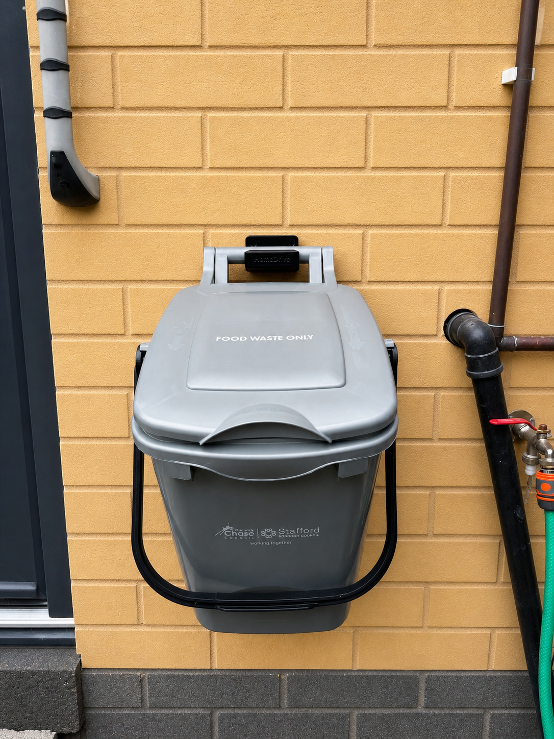 HomeDrive Outside Food Waste Bin Clip Holder – Wall Mounted Food Caddy Holder