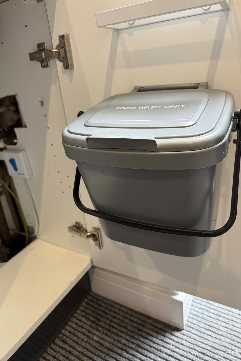 HomeDrive Hidden Kitchen Caddy Clip for 7L Food Waste Bin – Cupboard Door & Wall Mount