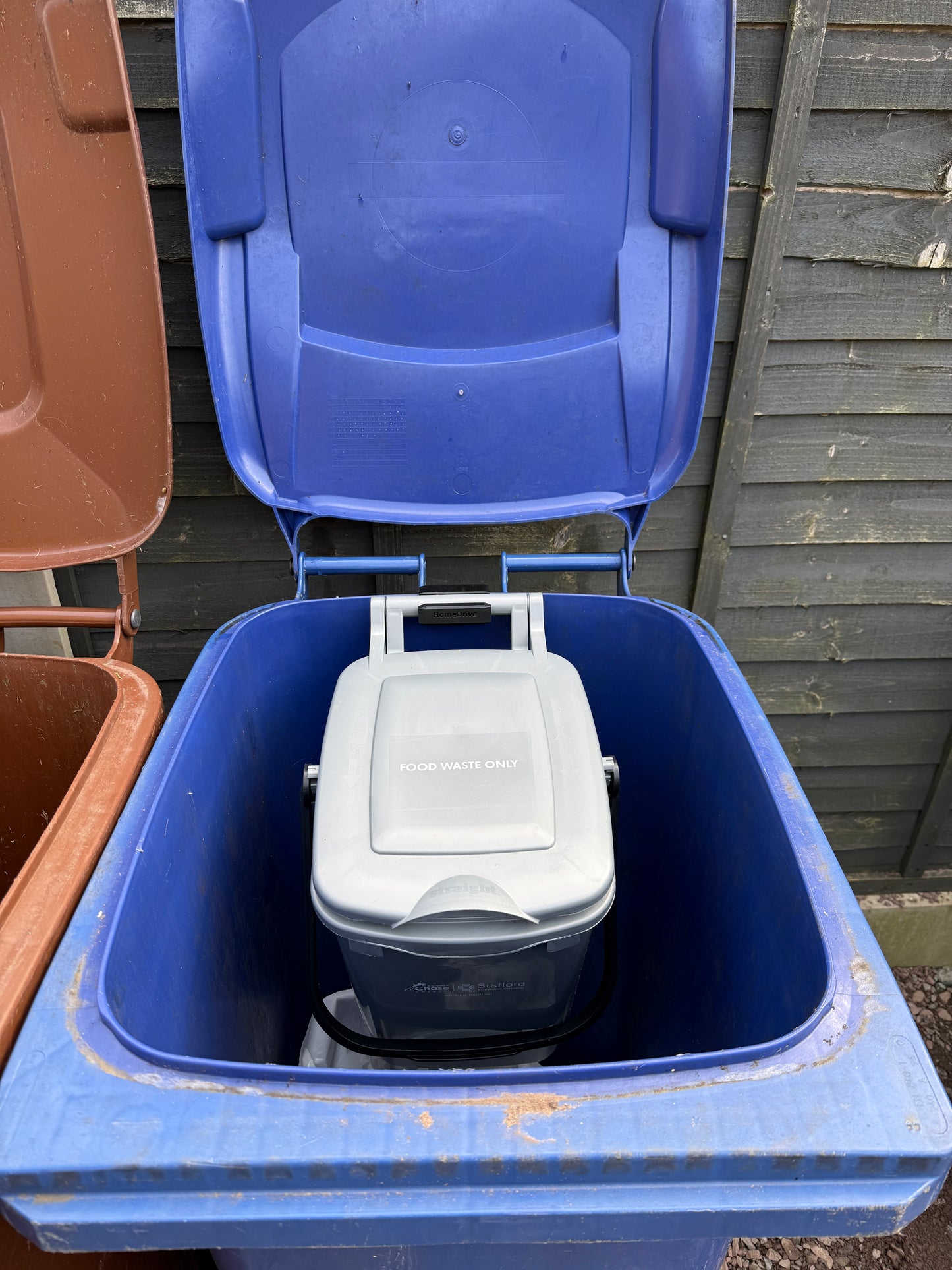 Food Waste Bin Holder – HomeDrive Secure Clip for Wheelie Bins (PETG Heavy Duty)